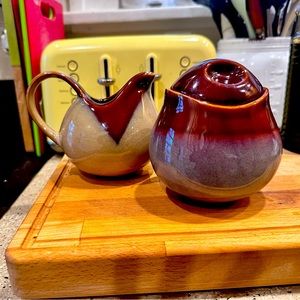 Coffee creamer and sugar container.